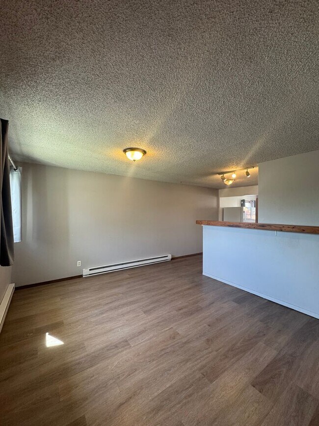 Building Photo - Bright and Welcoming 2-Bedroom Home