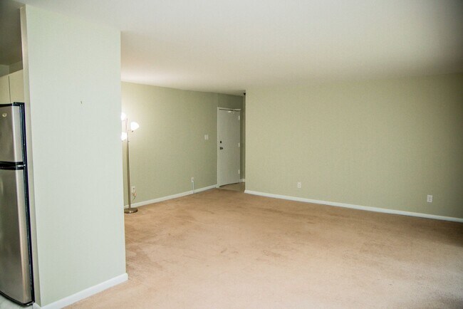 Building Photo - One Bedroom Condo in Barracks West