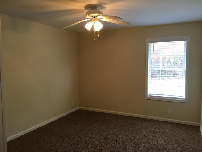 Building Photo - 512 Luxury Dr