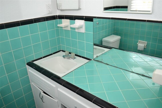 Building Photo - 1211 Ridgemont Dr