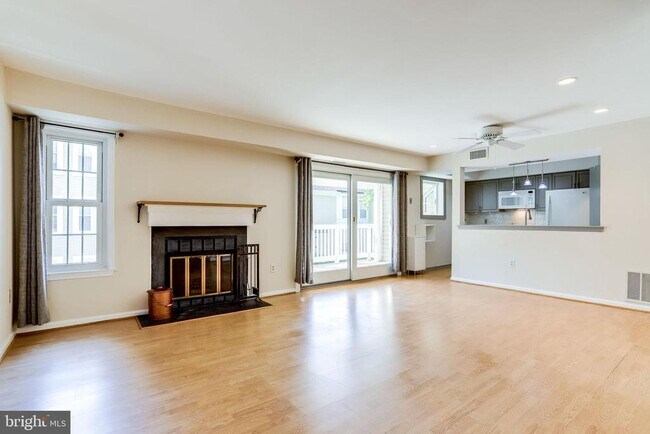 Building Photo - 2429 S Walter Reed Dr