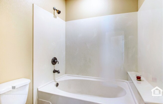 Building Photo - 3BR/2.5BA Townhome Close to the Sonoma Plaza!