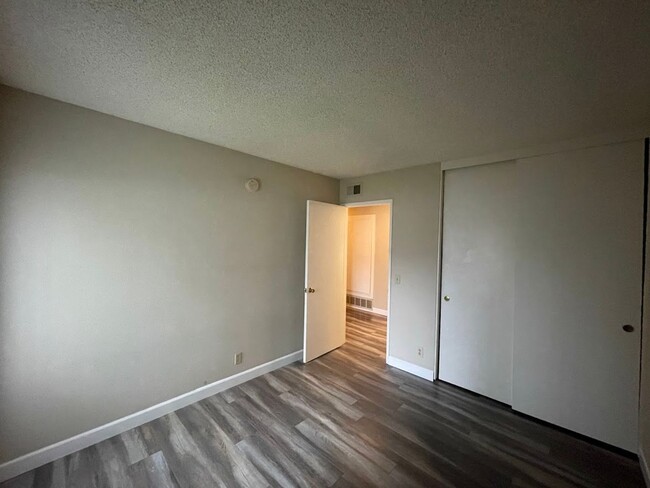 Building Photo - Clean and Updated 3 bed 2 bath House with ...