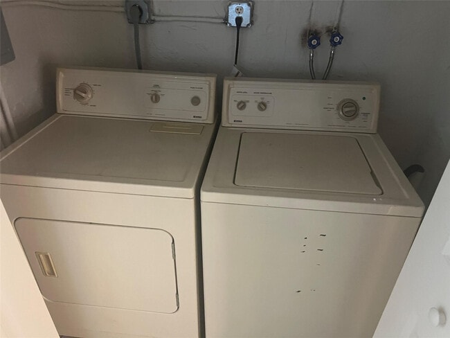 Building Photo - 6548 SW 41st St