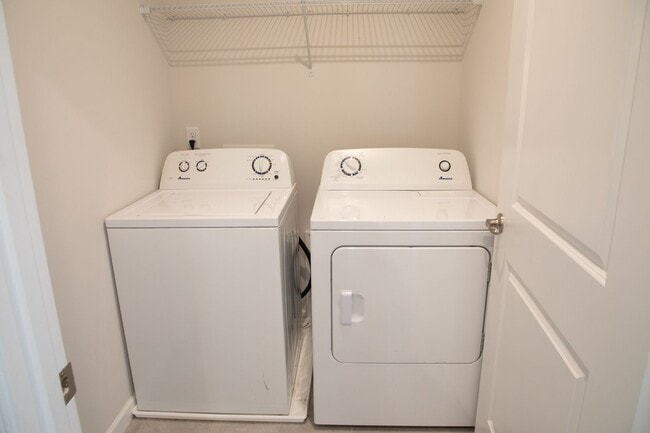 Building Photo - 4 Bedroom, 2.5 Bath Home w/ Fenced Backyard and 2 Car Garage