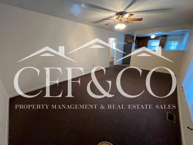 Building Photo - Beautifully maintained 2 bedroom 1.5 bathroom duplex, now available.