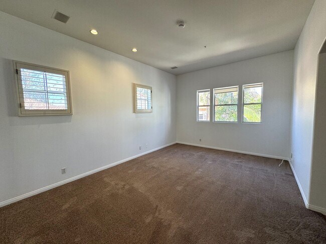 Building Photo - Beautiful 3Bd/2.5Ba Spacious Home in Tustin!