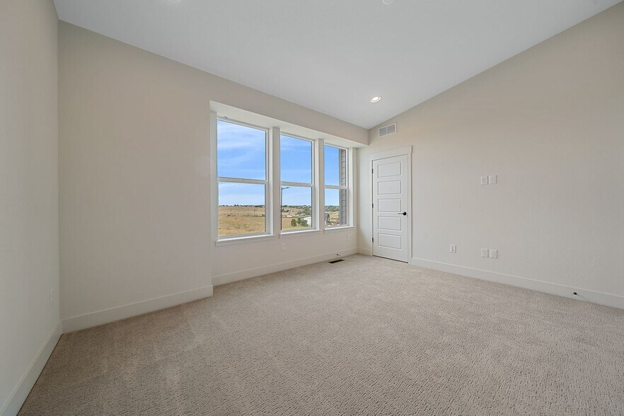 Building Photo - 10860 Lyric St