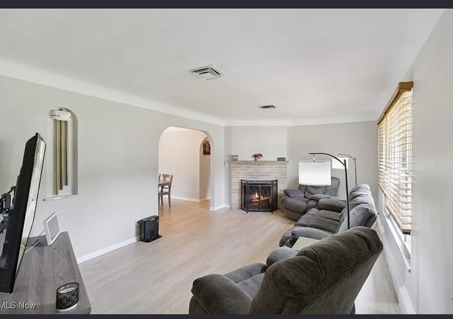 Building Photo - 2353 W Hedgewood Dr