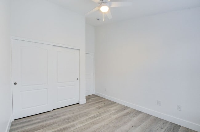 Building Photo - Gorgeous 3 bedroom 2.5 bathroom Townhome conveniently located in the heart of Henderson.