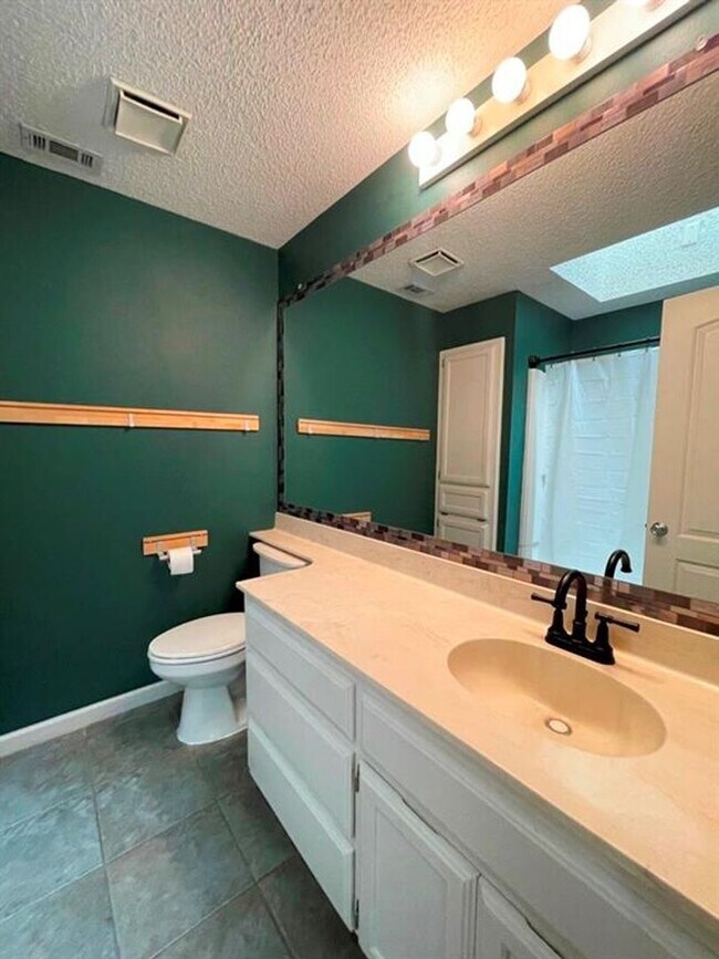 Building Photo - 2-bedroom 2 full bathroom condo in desirab...