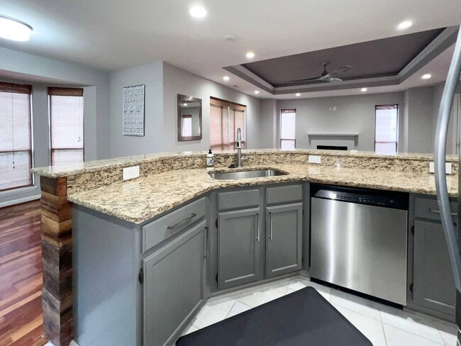 Building Photo - 221 New Kent Pl