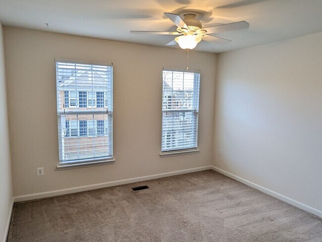 Building Photo - Gorgeous 3 level townhouse in North Potoma...