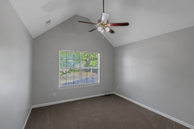 Building Photo - Impressive 3 Bed, 2.5 Bath Home