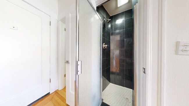 Building Photo - 1060 Bush St