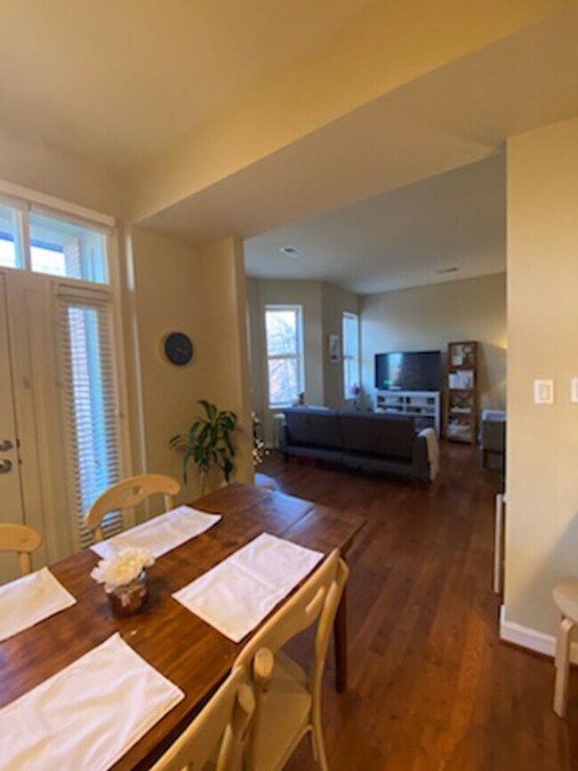 Building Photo - 627 Clara Ave