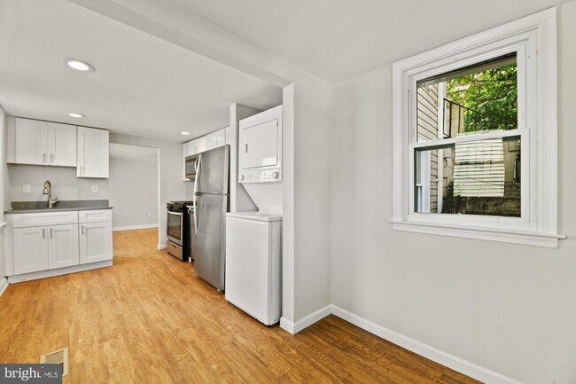 Building Photo - 240 Riverview Ave