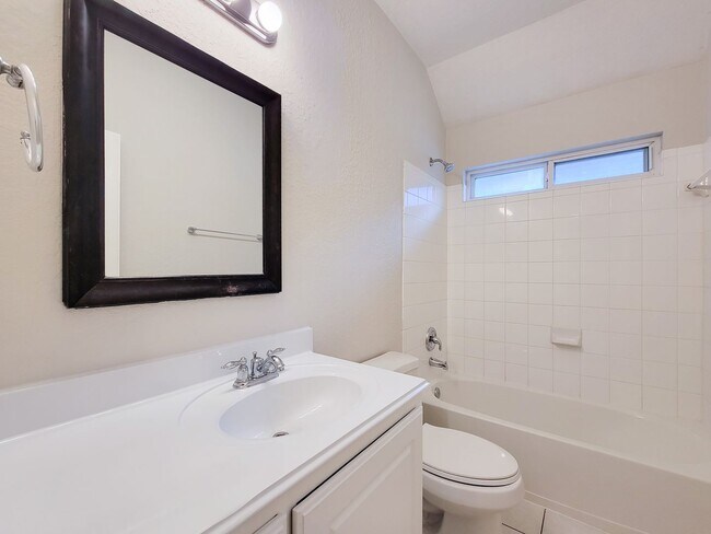 Building Photo - Gorgeous Large Floorplan with High Ceilings!