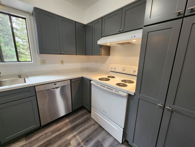 Building Photo - 221 - Steelhead Ave Duplex