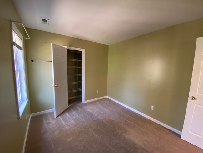 Building Photo - Great location In Mechanicsville! Three bedrooms plus bonus room/fourth bedroom, 2.5 baths and ga...