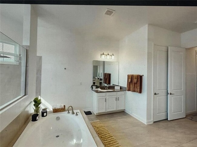 Building Photo - 8851 Fallen Oak Dr