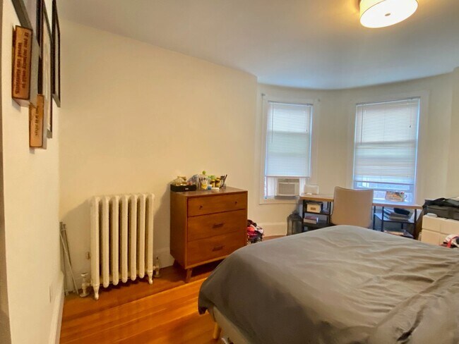 Building Photo - Nicely renovated 2 bed in Brookline.