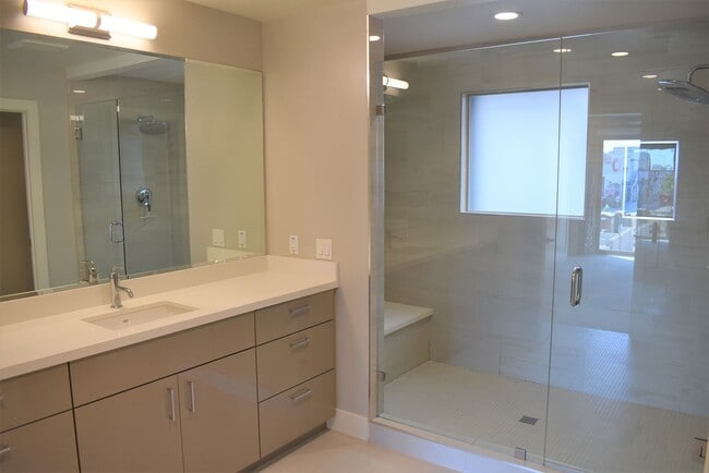 Building Photo - 2 bedroom 2.5 bath Townhome, walking dista...