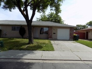 Building Photo - 498 Hintz Ave
