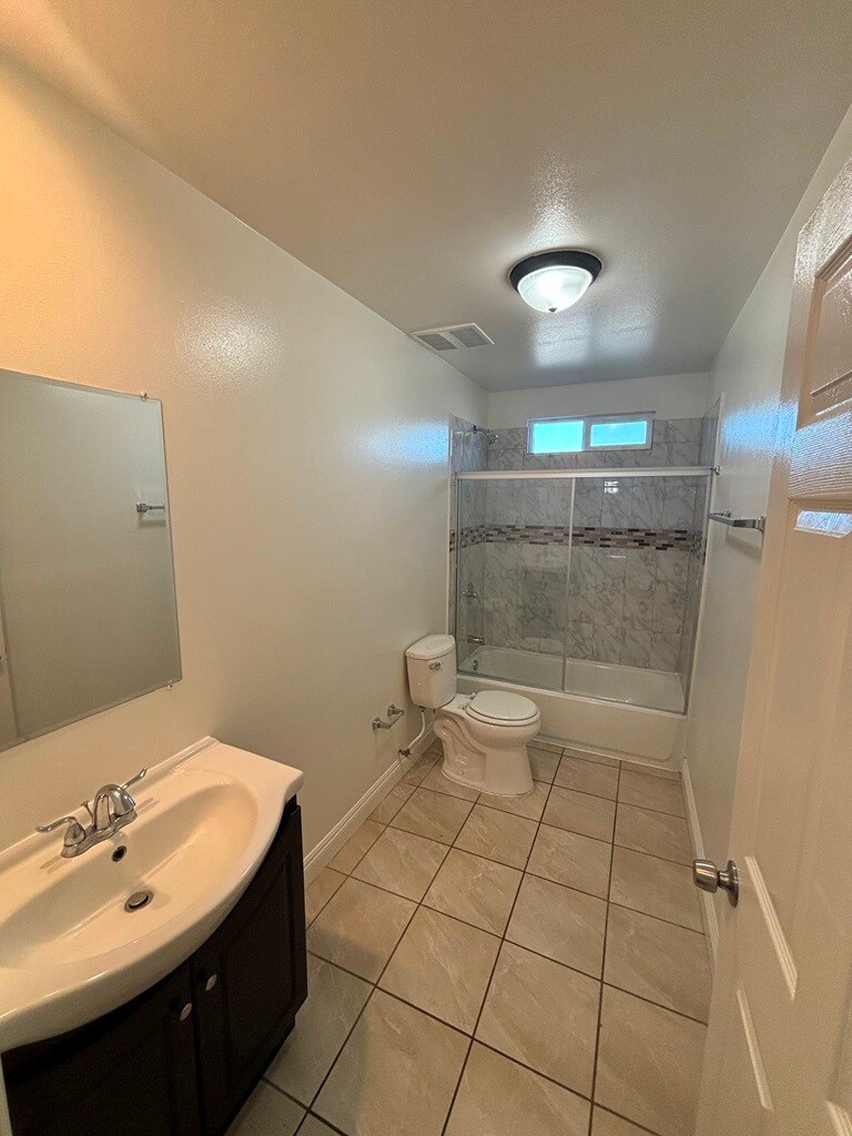 Building Photo - 155 W 77th St