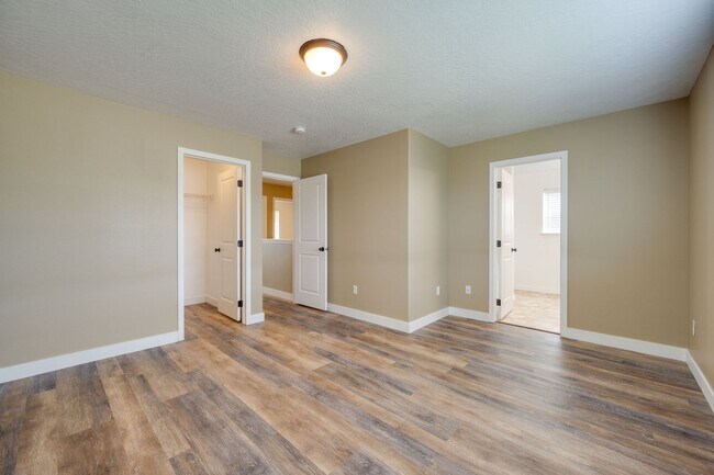 Building Photo - Charming Pullman Retreat with Space to Live and Entertain