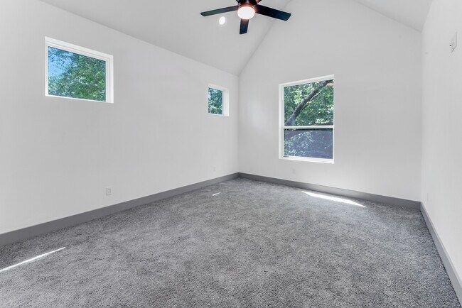 Building Photo - 90 Piping Rock Pl
