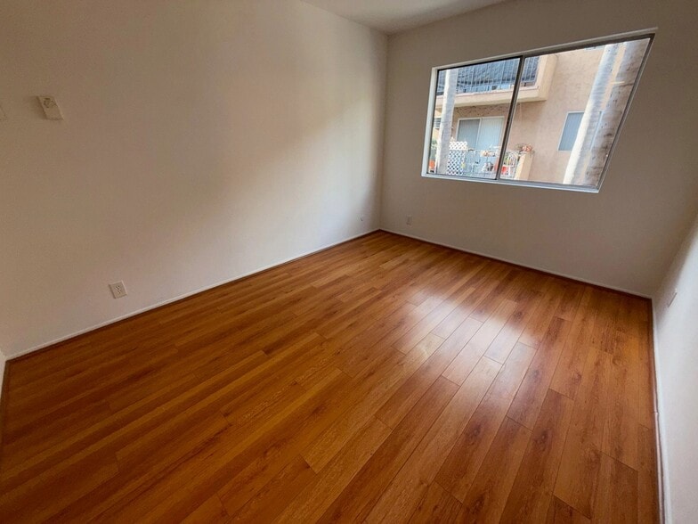 Building Photo - 10760 Rose Ave