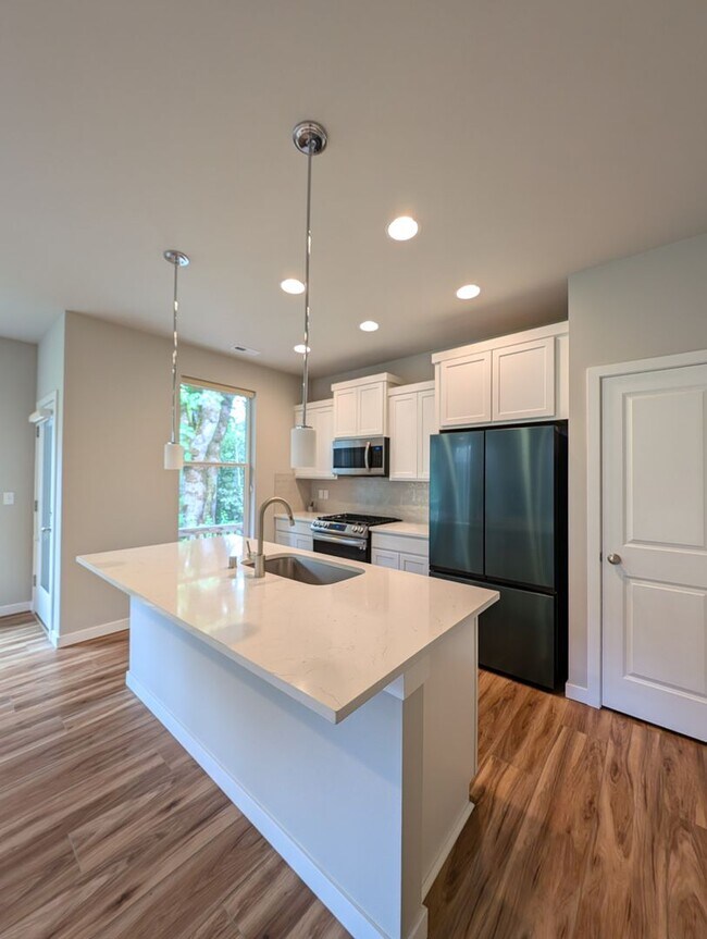 Building Photo - Pristine Bremerton 3 Bedroom Home AVAILABL...