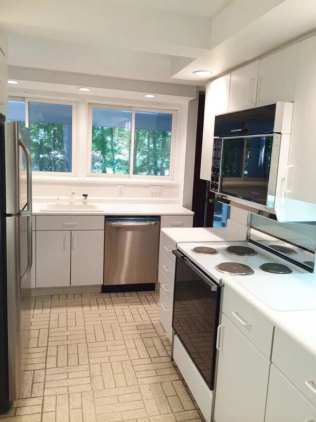 Building Photo - 828 Dentree Dr