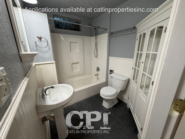 Building Photo - 704 Academy St