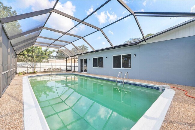 Building Photo - 4725 NW 5th Ct