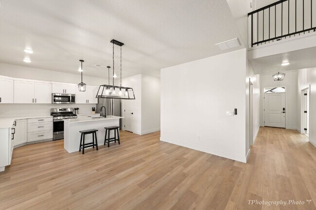 Building Photo - Female Only - Room for Rent with a shared ...