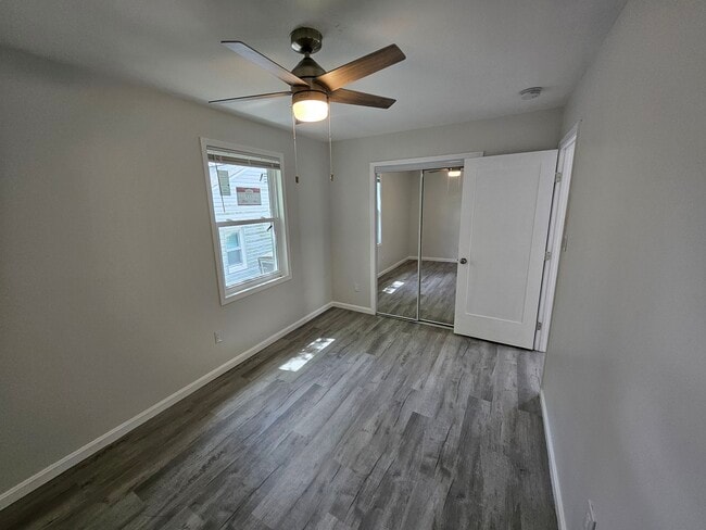 Building Photo - 906 Elfin Ave