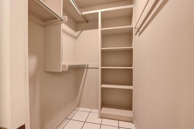 Building Photo - 9009 Lakeaire Dr