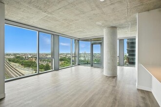 Building Photo - 1102 W Lake St