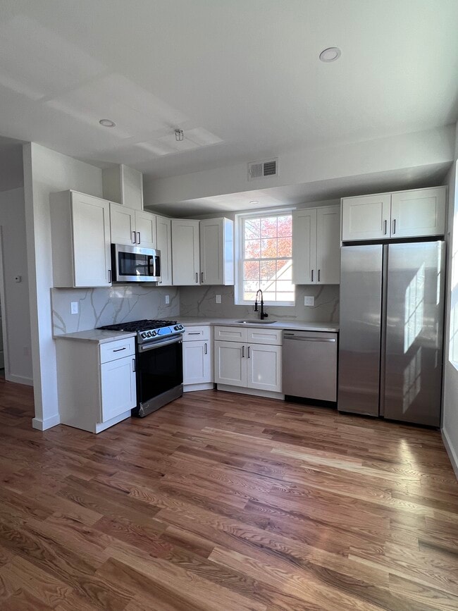Building Photo - 125 Broughton Ave