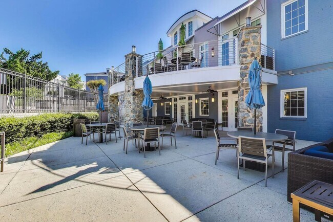 Building Photo - Light-filled 2bd/2ba right on S Four Mile Run $2850