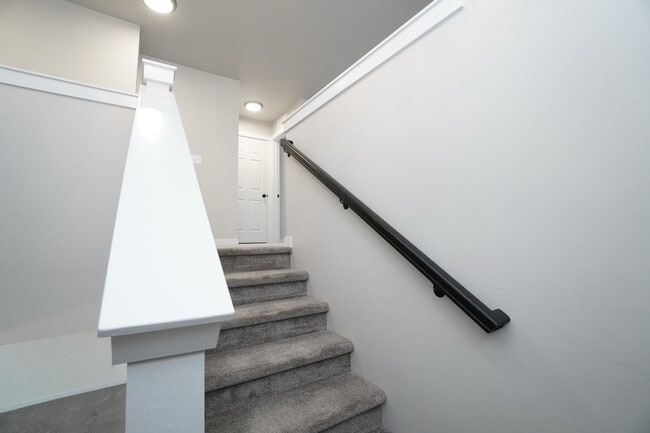 Building Photo - 1512 W Cub River Dr