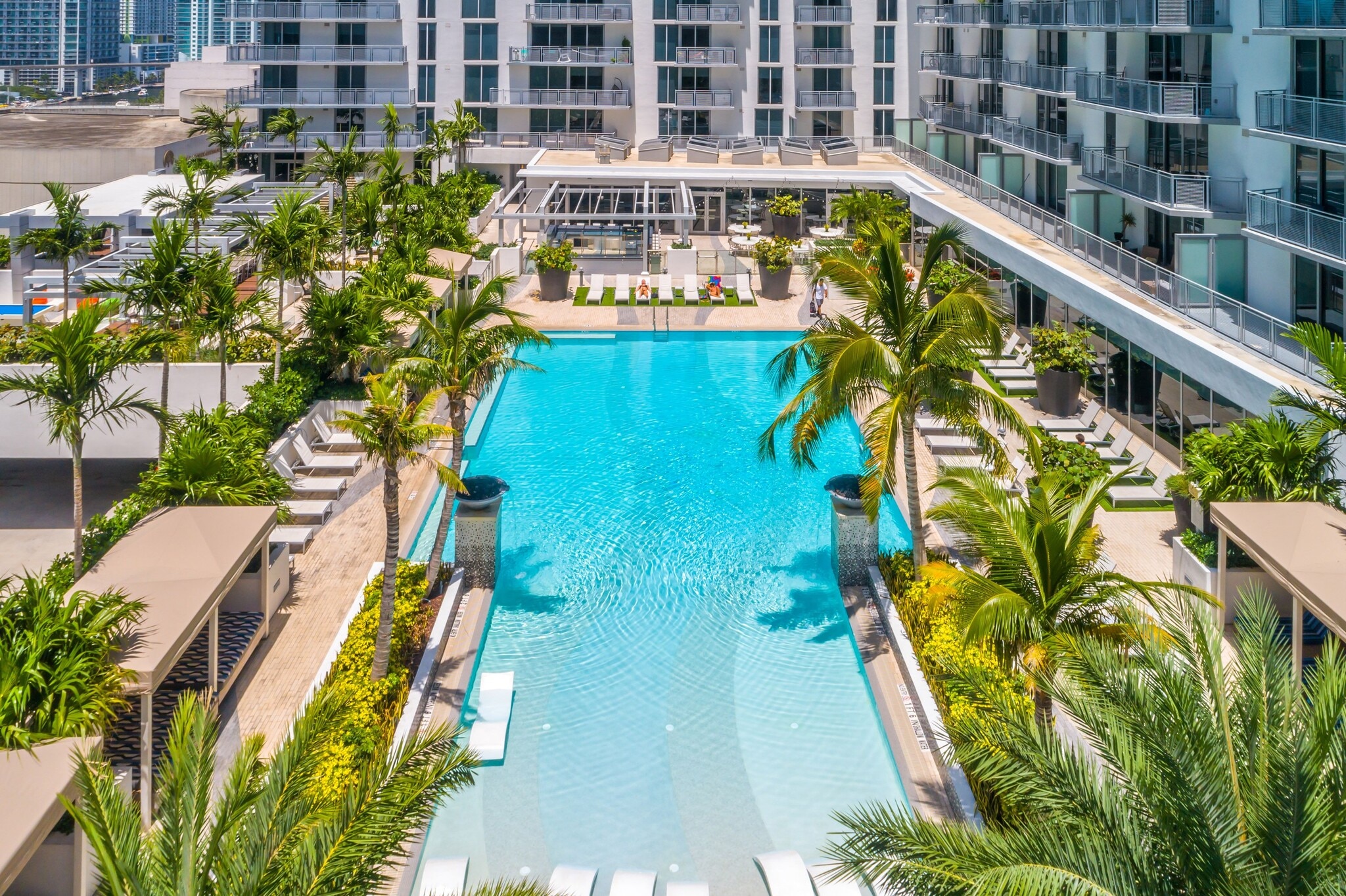 Luxurious rooftop pool deck - Monarc at Met