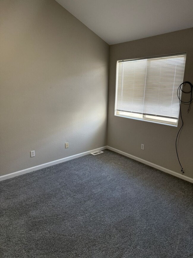 Building Photo - 3 bedroom townhome with 2 car garage!