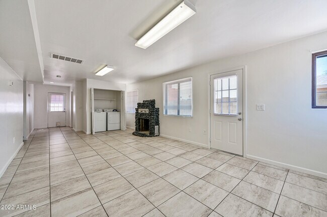 Building Photo - 3949 E Earll Dr