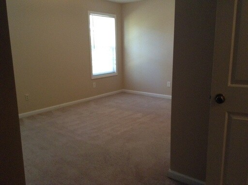 Building Photo - Available Now! 3 bed, 3 bath!