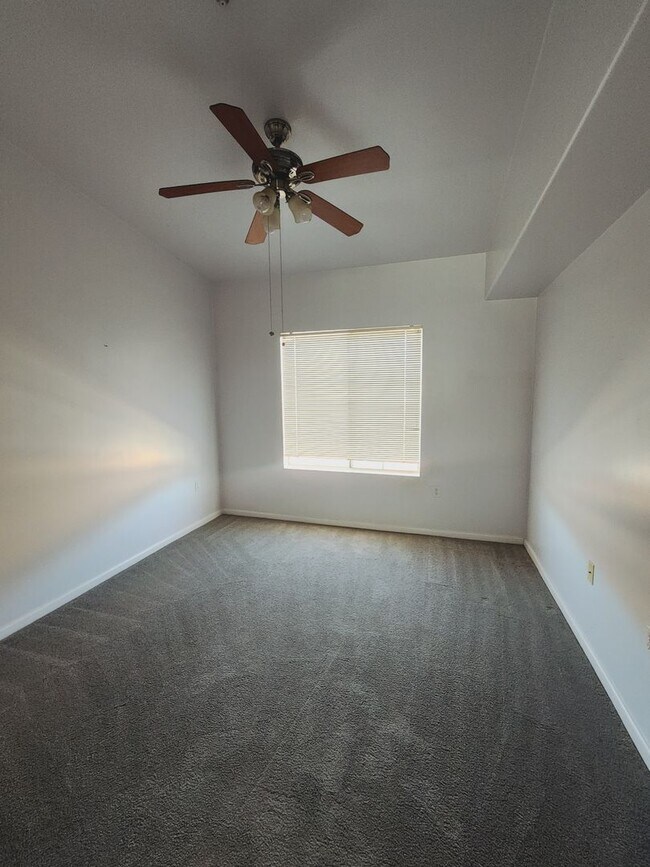 Building Photo - Lovely Parkside Townhome!