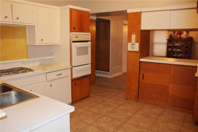 Building Photo - 740 Santa Clara Dr