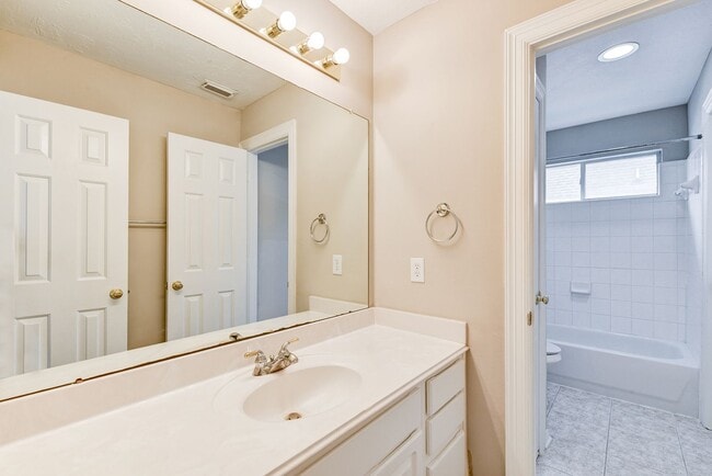 Building Photo - Beautiful 4 bedroom 2.5 bathroom with mass...